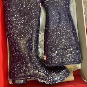Girls' Original Giant Glitter Waterproof Rainboots (Youth)
Purple. Size 5/6 US